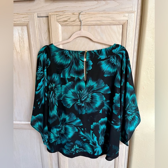 3/$30| 🌸 WHBM Vneck Kimono Short Sleeve Blouse - Picture 5 of 6
